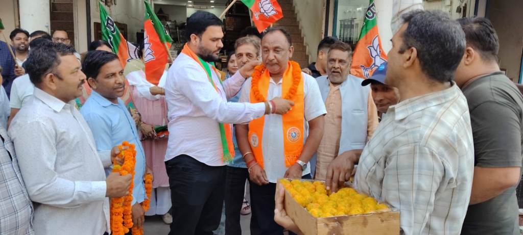 तीन राज्यों में भाजपा की ऐतिहासिक जीत का बलटाना में जश्न परवीन मित्तल के नेतृत्व में कार्यकर्ताओं ने बाँटी मिठाइयाँ